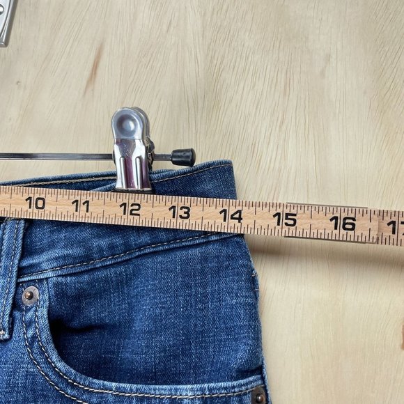 Levi Mid Length Short Womens Sz 28 / 6 Cuffed Hem Red Blank Tab Med Wash - Picture 7 of 12